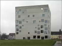 Ein architektonisches Meisterwerk steht da mitten im Ruhrgebiet. Der Betonw�rfel hat eine Kantenl�nge von 35 Meter, die W�nde wirken �u�erst filigran. Gepr�gt wird das Bauwerk durch die Verteilung der 120 Fenster in vier verschiedenen Gr��en. 21.03.2010 (Matthias)