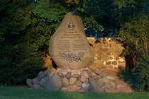 Gedenkstein vor der Friedhofsmauer zu Ehren gefallener Soldaten (WK I) in der Gemeinde Gritz. (Landkreis Uckermark). 