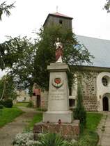 Dieser Gedenkstein erinnert an gefallene Soldaten aus dem Dorf  Liebenow . Dieses Dorf heit heute  Lubanowo  und befindet sich sdlich von Stettin, auf polnischem Gebiet.

Bemerkenswert sind die nach 1945 vorgenommene  Vernderung  am Gedenkstein und das blaue Blechdach der Kirche.