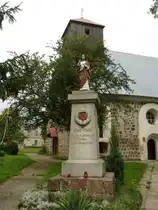 Dieser Gedenkstein erinnert an gefallene Soldaten aus dem Dorf  Liebenow . Dieses Dorf hei�t heute  Lubanowo  und befindet sich s�dlich von Stettin, auf polnischem Gebiet.

Bemerkenswert sind die nach 1945 vorgenommene  Ver�nderung  am Gedenkstein und das blaue Blechdach der Kirche.