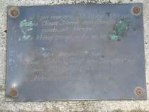  An diesem Ort hat Claus Schenk Graf von Stauffenberg am 20. Juli 1944 die Aktentasche mit der Bombe deponiert  - Gedenkstein in der  Wolfsschanze .

Der Zahn der Zeit nagt...