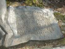  Hier stand die Baracke, in der am 20. Juli 1944 Claus Schenk Graf von Stauffenberg ein Attentat auf Adolf Hitler unternahm. Er und viele andere, die sich gegen die nationalsozialistische Diktatur erhoben hatten,
bezahlten mit ihrem Leben  - Gedenkstein in der  Wolfsschanze 
