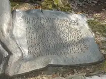  Hier stand die Baracke, in der am 20. Juli 1944 Claus Schenk Graf von Stauffenberg ein Attentat auf Adolf Hitler unternahm. Er und viele andere, die sich gegen die nationalsozialistische Diktatur erhoben hatten,
bezahlten mit ihrem Leben  - Gedenkstein in der  Wolfsschanze 