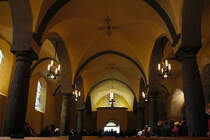 Ollon VD, reformierte Kirche St-Victor. Mittelschiff nach Sdwesten, grtige Kreuzgewlbe, Sulenarkaden toskanischer Ordnung. Bausubstanz aus dem 15. Jh., gotisch. 28. Mrz 2010, 11:48