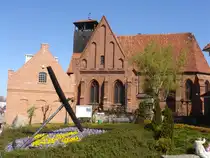Kirche der Stadt Hela, auf der gleichnamigen polnischen Halbinsel.
Die Blumen im Vordergrund wurden so gepflanzt, dass sie das Stadtwappen entstehen lassen.