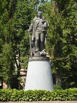 Nicht etwa im Treptower Park (Berlin) ist dieses Denkmal zu besichtigen -
nein, es steht in Tilsit (Ostpreu�en).
Der Soldat mit dem Kind auf dem Arm hat das Hakenkreuz mit seinem Schwert zerschlagen.