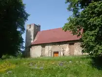  Kirche  in Kalinino (fr�her Mehlkehmen, nach der Umbenennung Birkenm�hle/Ostpreu�en). Zu Sowjetzeiten war die Kirche dem Verfall preisgegeben, bzw. als Traktorschuppen und Kornspeicher zweckentfremdet. Im Jahr 2008 staunte ich nicht schlecht, dass das Dach neu gedeckt wurde (Blechdach) und eine neue T�r eingebaut wurde.
