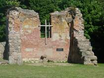 Ruine auf dem Sammelfriedhof in Germau (Ostpreu�en), dem heutigen Ruskoje.
Das Taufbecken steht unter dem Kreuz. Auf der Gedenktafel steht geschrieben:  Zum Gedenken der Verstorbenen des Kirchspiels Germau .