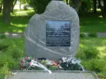 Denkmal in Frauenburg/Frombork (Polen)
 450.000 ostpreu�ische Fl�chtlinge flohen �ber Haff und Nehrung, gejagt vom unerbittlichen Krieg. Viele ertranken, andere starben in Eis und Schnee. Ihr Opfer mahnt zu Verst�ndigung und Frieden. 