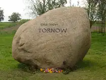 Uns leew Tornow - Unser liebes Tornow. 
Gedenkstein in dem kleinen uckerm�rkischen Dorf Tornow.