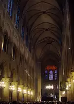 Paris, Kathedrale Notre Dame, Mittelschiff Richtung Osten. Ab 1163, fr�hgotisch. 6-teiliges Gew�lbe, 33 m hoch, 3-zoniger Wandaufbau nach Umbau/Weiterbau. Letzte und zugleich gr�sste Emporenbasilika in Frankreich, 25. Dez. 2003, 11:56