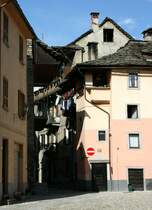 Typisch in Domodossola: Von einem grsseren Platz zweigen kleine Strsschen ab.
(31.03.2010)