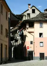 Typisch in Domodossola: Von einem gr�sseren Platz zweigen kleine Str�sschen ab.
(31.03.2010)