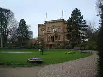 Freiburg im Breisgau,
Colombischl��chen, 1869-71 im neugotischen Stil erbaute 
herrschaftliche Villa im Stadtzentrum,
beherbergt das Arch�ologische Museum,
April 2010