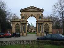 Freiburg im Breisgau,
Eingangsportal des Hauptfriedhofes der 1894-99 erbaut wurde,
im Hintergrund die Einsegnungshalle,
April 2010