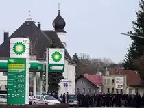 Keine Demo gegen Mi�brauchsvorw�rfe in der Kirche, kein Aufstand bzgl. der hohen Spritpreise, was dann?
Eine Horde LASK-Fan´s werden von der Polizei vom Bahnhof zum Stadion eskortiert;100403