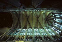 Beauvais, Kathedrale Saint-Pierre. Blick ins Gewlbe des Hochchors; hier 48.2 m hoch. Nach Einstrzen von 1284 und 1573 werden die Joche mit zustzlichen Diensten (Halbsulen) verstrkt. Aus 4-teiligem wird ein 6-teiliges Gewlbe. Aufnahme von Okt. 1995, HQ-Scan ab Dia.
