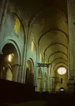 Poblet, Monestir de Santa Maria, katalanisches Zisterzienserkloster. Bau 12.-15. Jh., Innenraum romanisch. Mittelschiff nach Westen, s�dliches Seitenschiff sichtbar. Spitztonnengew�lbe. 2-zoniger Wandaufbau mit Arkaden und Obergaden. Hinten Westrose. Aufnahme von Juli 1994, HQ-Scan ab Dia.
