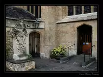 Skulptur  The Resurrection of Christ  von Laurence Tindall an der Bath Abbey, Bath - Sommerset UK. 