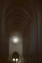 Alcoba�a, ehemaliges Zisterzienserkloster, Mittelschiff nach Westen. Spitztonnengew�lbe, 20 m hoch. Bau 1178-1240, fr�hgotisch, sp�tere Ver�nderungen. Hinten Westrose. Aufnahme von Juli 1991, HQ-Scan ab Dia.