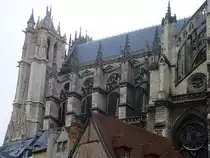 Amiens, Kathedrale Notre Dame, s�dwestlicher Teil des Langhauses und S�dturm (links). Strebewerk mit Fialen. Im Vergleich zu Chartres konnte mit der H�lfte der Baumasse ein noch gr�sserer und h�herer, gleichzeitig aber statisch stabilerer Bau realisiert werden. Aufnahme vom 24.12.2003, 13:47