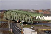 Die 1928 bis 1930 gebaute ungleicharmige Drehbrcke in Bremerhaven hat zwischen den Endauflegern eine Lnge von 111,9 m und eine Breite von 19 m fr zwei Eisenbahngleise, eine zweispurige Strae und einen Fuweg. Sie ist die grte Eisenbahndrehbrcke Deutschlands. Nach der Passage eines Schiffes wird sie wieder in ihre Ursprungsposition zurckgefahren. 30.03.2010