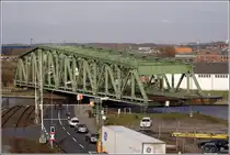 Die 1928 bis 1930 gebaute ungleicharmige Drehbr�cke in Bremerhaven hat zwischen den Endauflegern eine L�nge von 111,9 m und eine Breite von 19 m f�r zwei Eisenbahngleise, eine zweispurige Stra�e und einen Fu�weg. Sie ist die gr��te Eisenbahndrehbr�cke Deutschlands. Nach der Passage eines Schiffes wird sie wieder in ihre Ursprungsposition zur�ckgefahren. 30.03.2010
