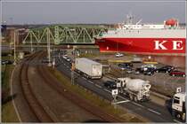 Der kleine Autotransporter WESER HIGHWAY passiert die geffnete Drehbrcke in Bremerhaven. Vom Containeraussichtsturm hat man einen guten Blick auf's Geschehen. 30.03.2010