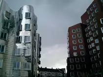 Blick zwischen zwei von  drei Gehry-Bauten in D�sseldorf.
