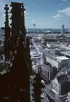 K�ln, Hohe Domkirche, Aussichtsplattform auf dem S�dturm. Blick Richtung Nordwesten mit St. Aposteln (unten) und Fernsehturm (Mitte, oben). Im Vordergund links eine renovationsbed�rftige Fiale. Aufnahme von Aug. 2002, HQ-Scan ab Dia.