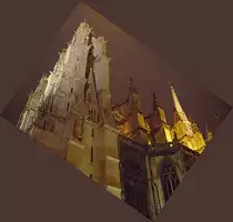 Amiens, Kathedrale Notre Dame, Nachtbeleuchtung. S�dturm (links), Teil des Langhauses (Mitte) sowie Dachreiter (rechts). Aufnahme vom 24.12.2003, 18:49