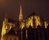 Amiens, Kathedrale Notre Dame, Nachtbeleuchtung. S�dquerhaus und Chor mit Strebewerk, Fialen sowie Dachreiter. Dieser aus Blei gefertigte Bau (1529-1533) ist - nach der vormaligen, aus Holz gearbeiteten, aber abgebrannten Ausf�hrung - mit 112.7 m der h�chste Turm der Kathedrale. Aufnahme von S�dosten, 24. Dez. 2003, 18:41
