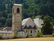 M�stair GR. Benediktinerinnenpriorat St. Johann Baptist, UNESCO Weltkulturerbe. Karolingischer Dreiabsidenbau im churr�tischen Schema, um 800, mit sp�teren Ver�nderungen. Glockenturm mit Satteldach, sp�tgotisch, 1557. Rechts Plantaturm. Aussenaufnahme von Osten, 05. Aug. 2003, 15:39