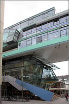 Behnischhaus in Krefeld: Typisch fr das Bro Behnisch und Partner sind die weitgehend glsernen Fassaden, die Farben und die Vielfltigkeit (jedes Geschoss ist vom Grundriss her anders, es wird nicht das Gleiche gestapelt). Manche Bereich brechen aus dem weitgehend rechtwinkligen Raster aus, so wie hier der Bereich des Cafs an der Neuen Linner Strae. 20.03.2010 (Matthias) 