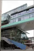 Behnischhaus in Krefeld: Typisch f�r das B�ro Behnisch und Partner sind die weitgehend gl�sernen Fassaden, die Farben und die Vielf�ltigkeit (jedes Geschoss ist vom Grundriss her anders, es wird nicht das Gleiche gestapelt). Manche Bereich brechen aus dem weitgehend rechtwinkligen Raster aus, so wie hier der Bereich des Caf�s an der Neuen Linner Stra�e. 20.03.2010 (Matthias) 