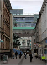 Behnischhaus in Krefeld: Die Neue Linner Strae wird durch das Gebude berbrckt. 20.03.2010 (Matthias)