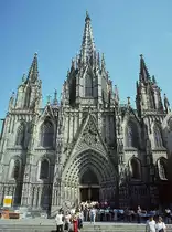 Barcelona, Catedral de la Santa Creu i Santa Eul�lia. Grundsteinlegung 1298, Westfassade neugotisch, 1887-1898, mittlerer Turm 1906-1913. Die spitzen Wimperge sowie die gebrochenen Turmhelme verraten deutsche Handschrift. Aufnahme von Aug. 1994, HQ-Scan ab Dia.