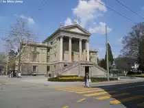 Im Stadthaus Winterthur werden zwar keine Versammlungen abgehalten, dennoch befinden sich hier drin, die B�ros der Stadtr�te, sowie ein Konzertsaal. In den Jahren 1865 - 1869 wurde das Stadthaus vom Archidekten Gottfried Semper erbaut. Auf dem S�dgibel prangt die heillige Vitodura, Schutzherrin der Stadt und G�ttin der Gerechtigkeit.