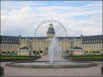 Schloß mit Rad: Im Juli 2004 war im Park hinter dem Karlsruher Schloß ein Riesenrad aufgebaut.