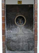 Teplice (Bad Teplitz in Bhmen): Urquelle „Pravřdla“. Es wird erzhlt, dass man an dieser Stelle die Quelle entdeckte weil man ein Schwein fand, dass in ein Loch gefallen war und sich an dem 46 Grad C heissen Wasser verbrht hatte.
