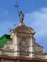 Sorry, habe leider keine Kenntnisse �ber diese stolze Figur auf einem Geb�ude in der Krupsk�-Stra�e; Teplice (Bad Teplitz in B�hmen), 18.04.2010
