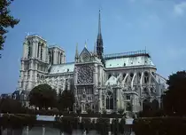 Paris, Kathedrale Notre Dame. Gesamtansicht von S�den mit Doppelt�rmen, Langhaus, s�dlichem Querschiff und Rose, Chor mit Kapellenkranz, Strebewerk. Fr�h- bis hochgotisch. Aufnahme von Aug. 1982, HQ-Scan ab Dia.