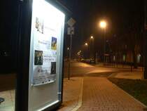 F�r den Radfahrer sieht das so aus. Das Schild ist knapp vor der Kreuzung zu erkennen. Wer ab und zu in der Stadt radf�hrt, weiss, dass man in dieser Situation etwas anderes im Kopf hat als ein Stra�enschild an einer wirklich fiesen Stelle. Man beobachtet den Verkehr und nimmt potentielle Vorfahrtnehmer wahr, insbesondere wenn man kurz vor der Kreuzung so gut versteckt f�hrt wie hier. Und heute geschah dann ein schwerer Unfall an dieser Stelle. Eine Radfahrerin wurde von einem abbiegenden Bus umgefahren, mehrere Meter mitgeschleift und schwer verletzt. Die Berliner Polizei sieht den Fehler bei der Radlerin:  [...]Dabei bemerkte sie nicht den neben ihr fahrenden Bus, der nach rechts der abknickenden Vorfahrt folgte.[...]  (Quelle:http://www.berlin.de/polizei/presse-fahndung/archiv/72360/index.html)
Doch gilt ein Schild, das an der Fahrbahn aufgestellt ist, f�r einen Radweg? Was ist mit solchen Radwegen, wo die Schilder, so wie hier - durch regul�r parkende Fahrzeuge oder Hindernisse verdeckt sind? Begr�ndet das Schild einen Nachrang f�r den Radweg, oder m�sste hier ein  Vorfahrt beachten -Schild aufgestellt werden? Fuhr die Frau gar nicht mehr auf dem ja hier endenden Radweg sondern auf der Fahrbahn? Dann h�tte der Bus auf sie warten m�ssen. Nun ist die Berliner Polizei nicht f�r ihre verkehrsmittelneutrale Unfallberichtserstattung bekannt, aber etwas mehr Sorgfalt h�tte ich mir gew�nscht. Als Fazit kann man mitnehmen, dass diese Art der Radwegf�hrung in Kombination mit abknickenden Vorfahrten nun wirklich ung�nstig geraten ist. Der Verungl�ckten m�chte ich auf diesem Wege unbekannterseits gute Besserung w�nschen.