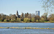 Mausoleum Ungarn in Bonn-Plittersdorf, im Hintergrund er Telekom-Tower - 06.04.2010