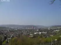Hier die Stadt Winterthur vom Aussichtspunkt ''B�umli'', zu sehen im Vordergrund die Altstadt, links T�ss, rechts W�lflingen. Die 3 herausragenden Hochh�user sind links (grau) der WinTower, ex. Sulzer Hochhaus, Mitte (rot) AXA-Tower und rechts (grau) das Bettenhaus des Kantonsspitals Winterthur.