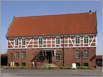 Wei�es Fachwerk und rote Ziegelsteine sind typisch f�r die Bauweise im Alten Land. Gesehen am 25.04.2010 in Borstel