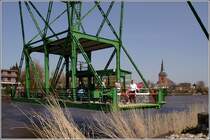 Die Schwebefhre Osten ist ein technisches Baudenkmal. Weltweit sind nur acht derartiger Fhren bekannt. Eine weitere Schwebefhre in Deutschland berquert bei Rendsburg den Nord-Ostsee-Kanal. 25.04.2010