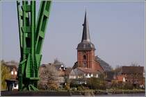 160 Jahre Fortschritt der Baukunst: die St. Petri-Kirche aus dem Jahr 1747/48 und ein Bein der 1909 in Betrieb genommenen Schwebefhre in Osten. 25.04.2010