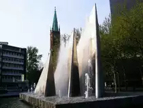 Ein moderner Brunnen auf dem  Platz der deutschen Einheit  in D�sseldorf, 28. April 2010. Bis zur Inbetriebnahme des Stadtbahntunnels zwischen Heinrich-Heine-Allee und Hauptbahnhof verlief links neben dem Brunnen (also auf der S�dseite und au�erhalb des Bildes) auch die Stra�enbahnstrecke zwischen Jan-Wellem-Platz und Hauptbahnhof.