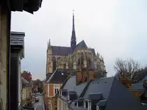 Amiens, Kathedrale Notre Dame. Blick vom Hotelzimmer in Richtung umliegendes Quartier sowie Kathedrale, nach WNW. Kathedrale mit Ostflanke S�dquerhaus, Dachreiter, Chor mit Strebewerk, Fragment des Nordquerhauses. Aufnahme vom 23. Dez. 2003, 15:59